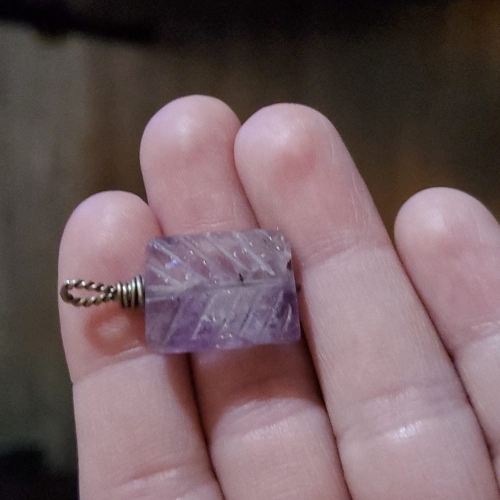 Carved amethyst pendy